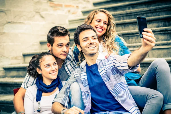 Jóvenes amigos felices tomando selfie — Foto de Stock