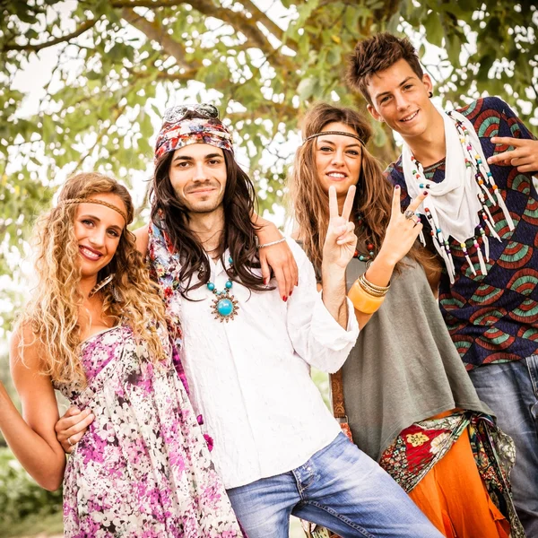 Jovens em estilo hippie fotos, imagens de © GiorgioMagini #124293100