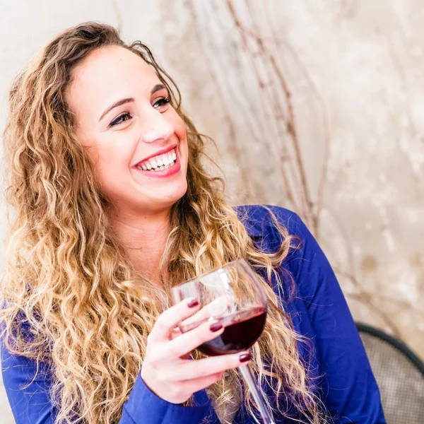 Mujer italiana disfrutando del vino tinto — Foto de Stock
