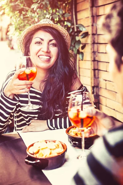 Menina se divertindo com bebida alcoólica — Fotografia de Stock