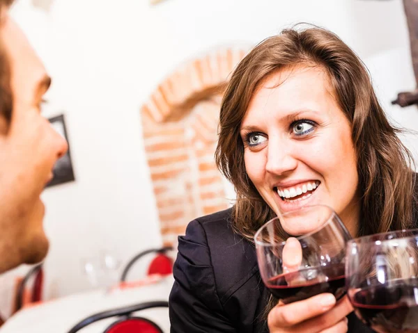 Pareja bebiendo vino en restaurante — Foto de Stock