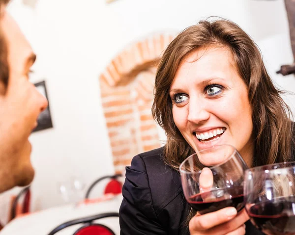 Casal beber vinho no restaurante — Fotografia de Stock