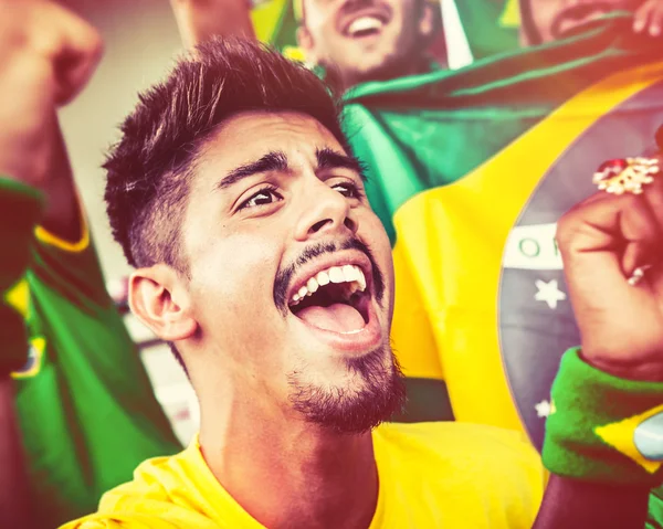 Бразильский болельщик аплодирует на стадионе — стоковое фото