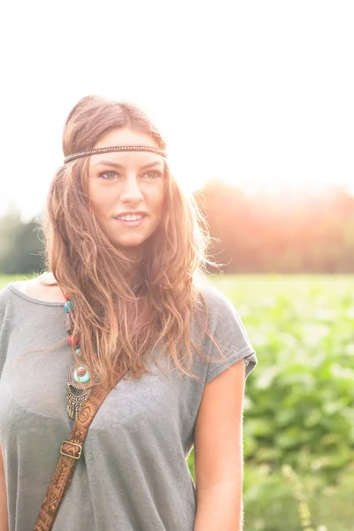 Mädchen im Hippie-Stil mit Stirnband — Stockfoto