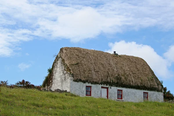 Tipikus ír nádtetős cottage-ház — Stock Fotó