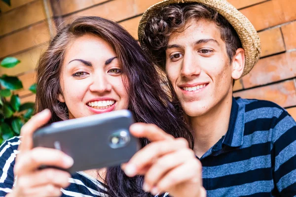 Pareja tomando selfie en el teléfono móvil — Foto de Stock