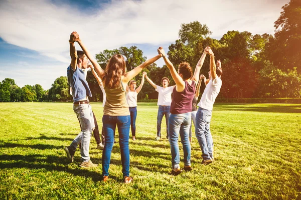 Grupp av vänner att göra en cirkel — Stockfoto