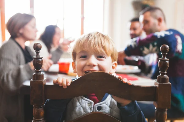 Lindo preescolar juguetón en la cena de Navidad — Foto de Stock