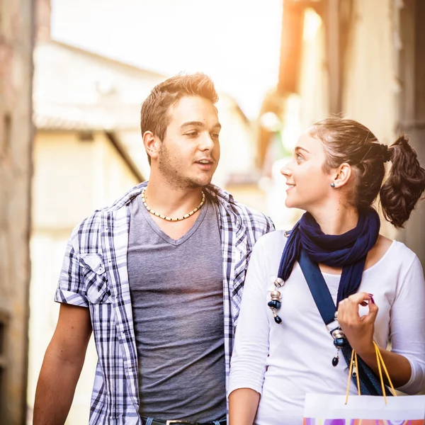 Joyeux jeune couple marchant dans la rue — Photo