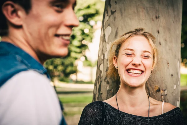 Paar plezier in het park — Stockfoto