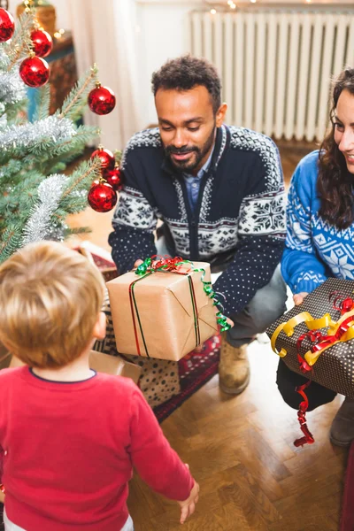 Oom cadeau geven aan kind met Kerstmis — Stockfoto