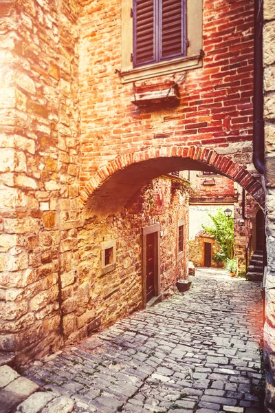 Rua velha estreita na aldeia de Montefioralle — Fotografia de Stock