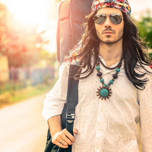 Giovane ragazzo hippie con i capelli lunghi — Foto Stock