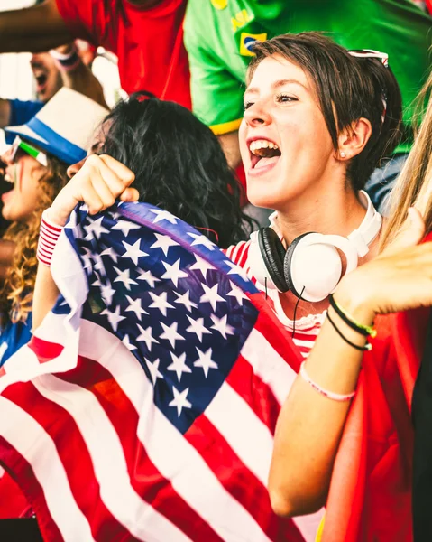 Mulher americana torcendo no estádio — Fotografia de Stock