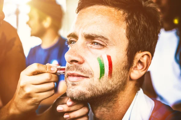 Bandeira italiana da pintura do fã em bochechas — Fotografia de Stock