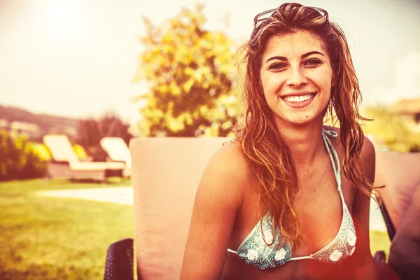 Chica disfrutando de vacaciones de verano junto a la piscina — Foto de Stock