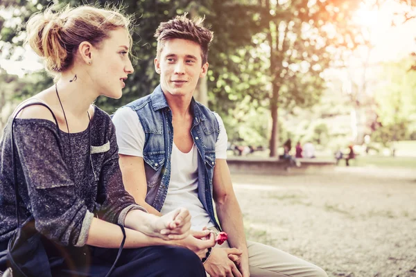 Couple d'adolescents parlant au parc — Photo