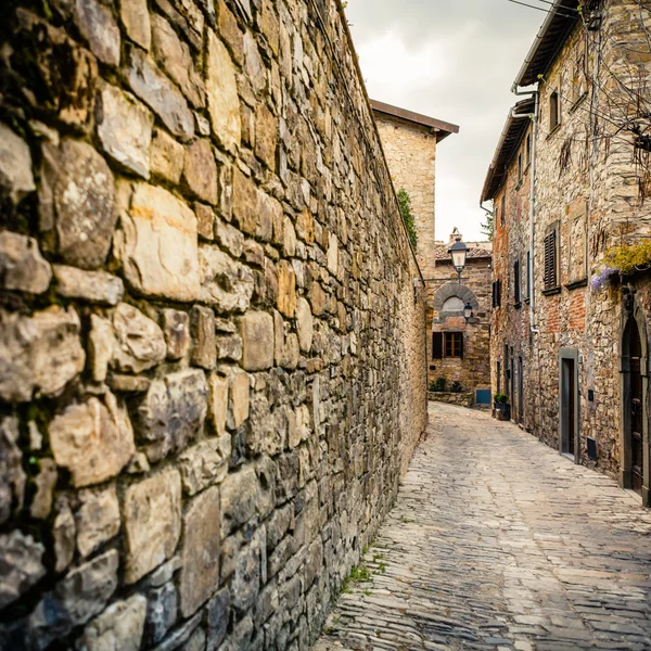 Montefioralle 마에서 좁은 오래 된 거리 — 스톡 사진