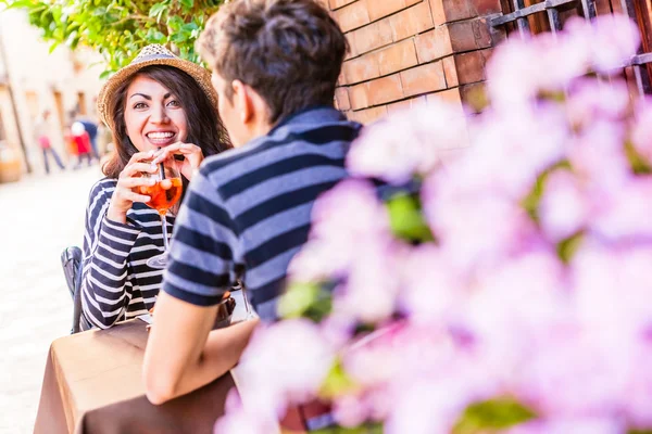 Пара подростков пьет коктейли в кафе — стоковое фото