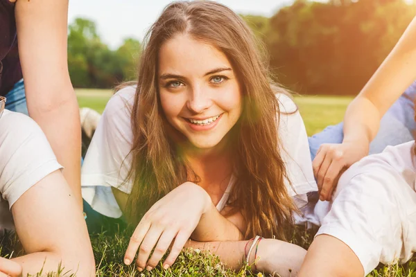 Chica feliz acostada en el parque — Foto de Stock