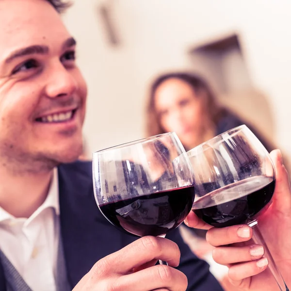 Glimlachende man met glas wijn — Stockfoto