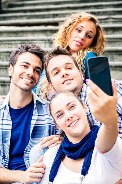 Przyjaciele podejmowania selfie na smartphone — Zdjęcie stockowe