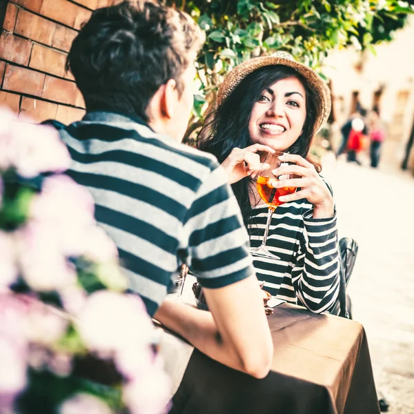 Ένα εφηβικό ζευγάρι πίνοντας κοκτέιλ στο Cafe — Φωτογραφία Αρχείου
