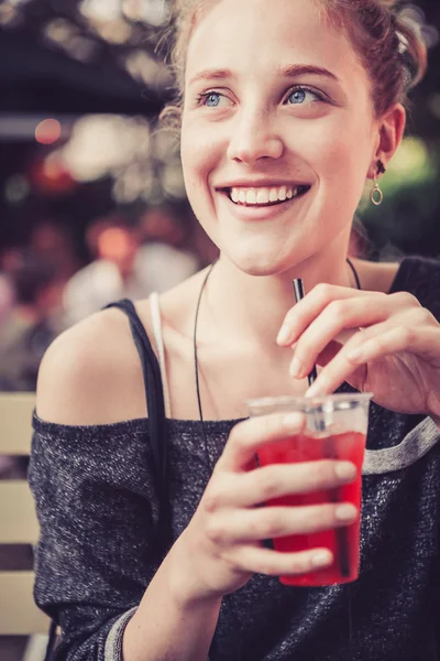 Młoda kobieta pije koktajl — Zdjęcie stockowe