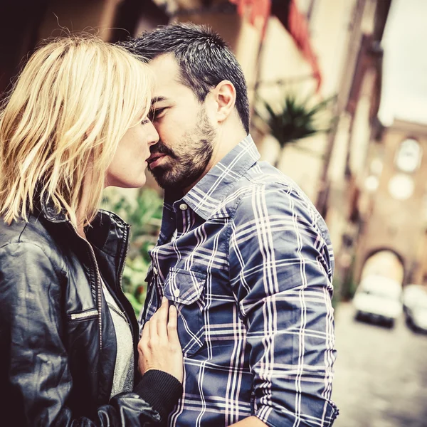 Beau couple embrassant dans la rue — Photo
