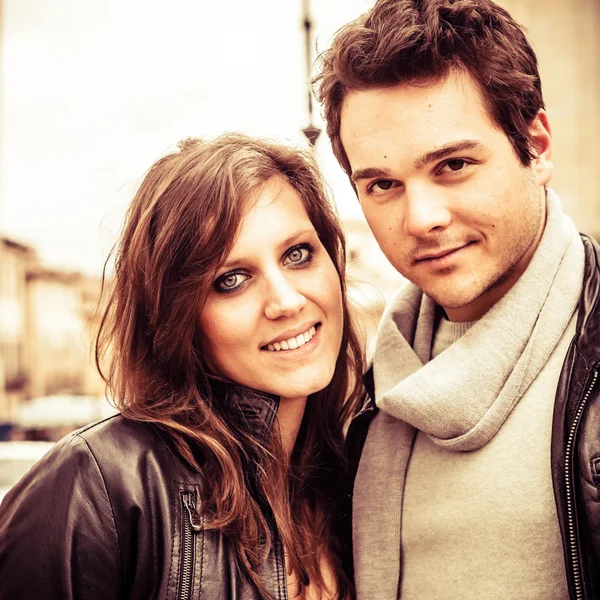 Schönes lächelndes junges Paar — Stockfoto