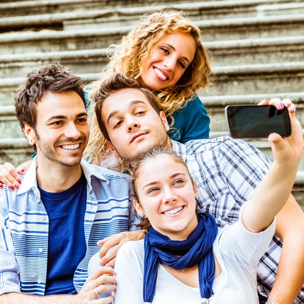 Przyjaciele podejmowania selfie na smartphone — Zdjęcie stockowe