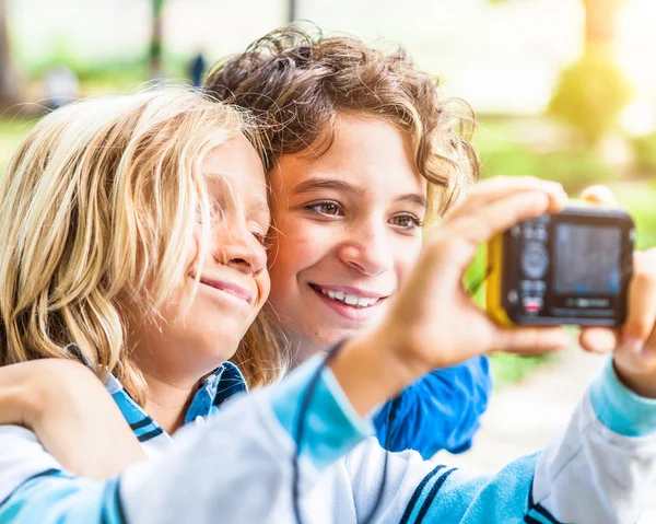 Niños felices tomando autorretrato — Foto de Stock