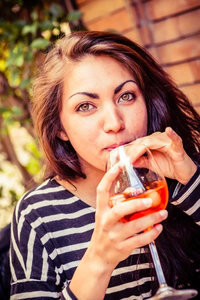 Menina bebendo álcool no Aperitivo — Fotografia de Stock