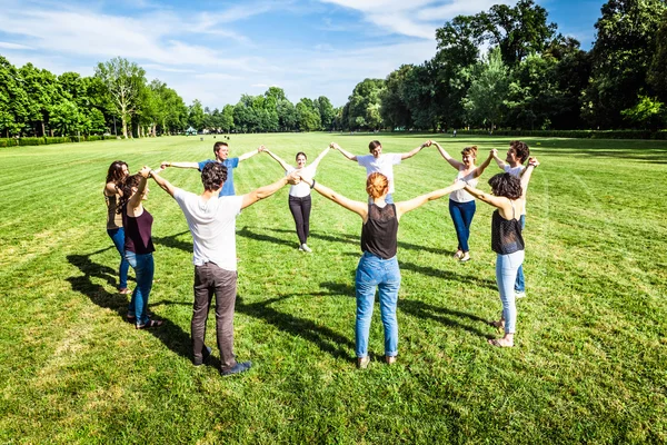 Grupo de amigos haciendo un círculo — Foto de Stock