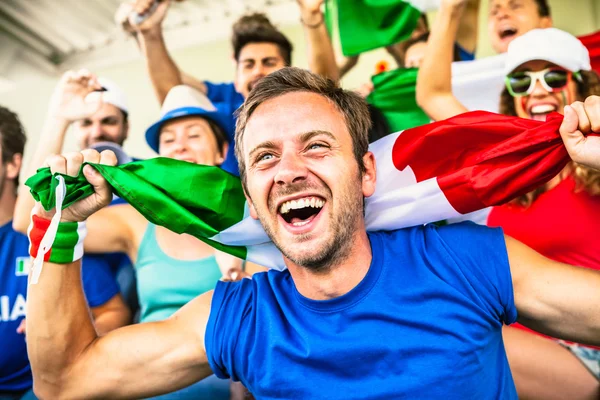 意大利球迷在球场 — 图库照片