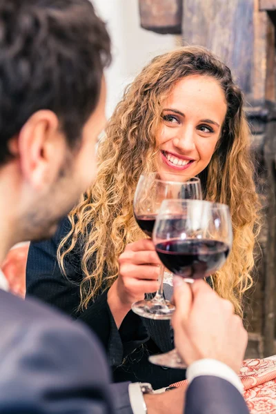 Jovem casal beber vinho no restaurante — Fotografia de Stock