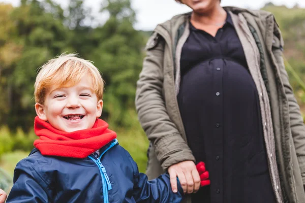 Carino bambino con madre incinta — Foto Stock