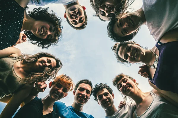 Grup arkadaşıyla birlikte bir daire yapma