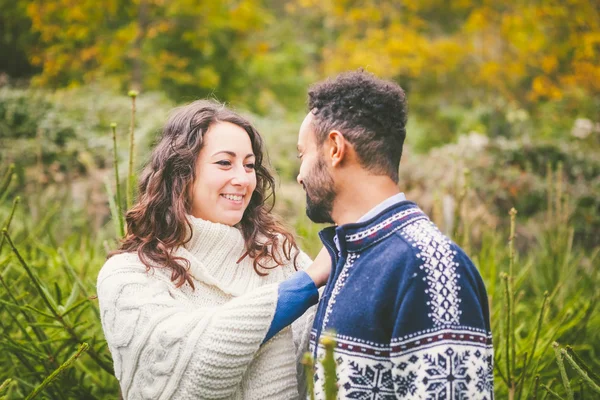 Jeune beau couple en plein air — Photo