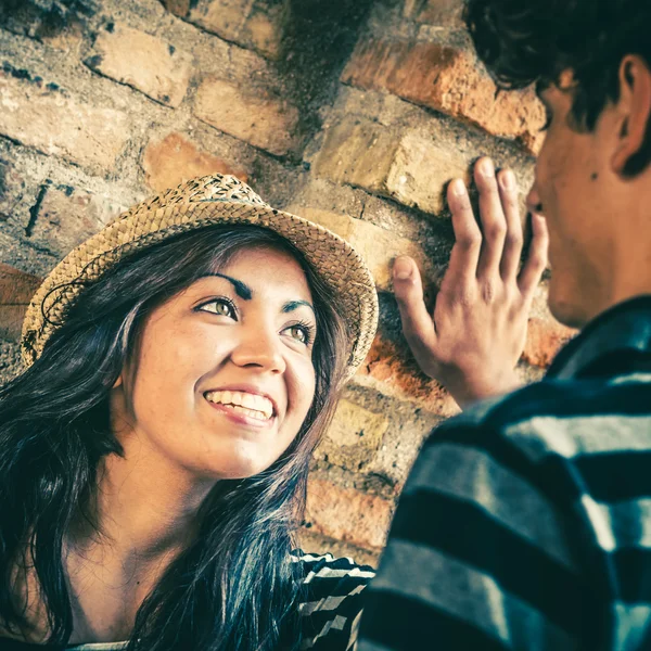 Paar kijken naar elkaar en flirten — Stockfoto