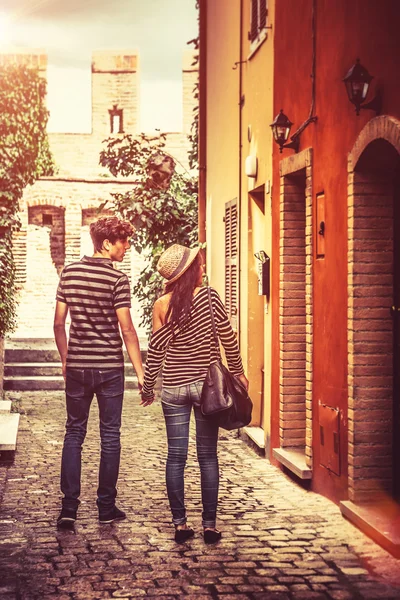 Couple marchant dans la rue — Photo