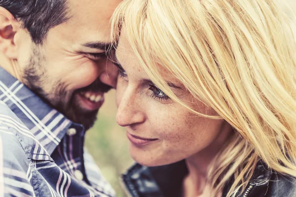 Couple flirtant dans la rue — Photo