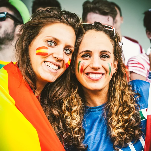 Fãs femininas no estádio — Fotografia de Stock