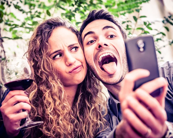 Młoda para śmieszne biorąc selfie — Zdjęcie stockowe