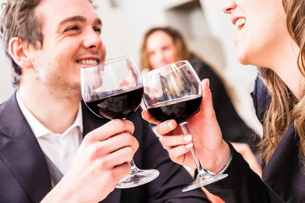 Casal segurando copos de vinho — Fotografia de Stock