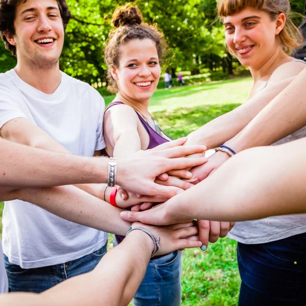 Felices amigos tomados de la mano — Foto de Stock