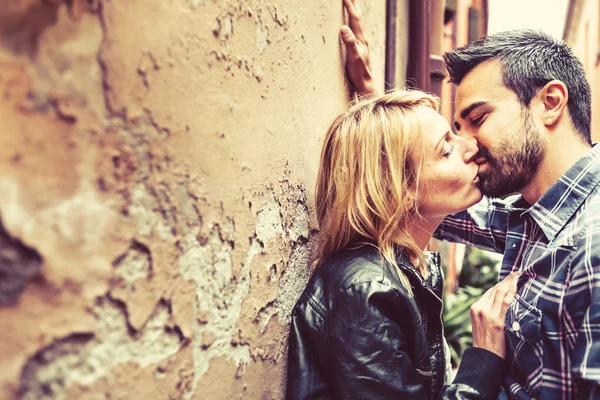 Couple embrasser penché le mur — Photo