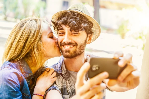 Hermosa pareja sonriente tomando selfie — Foto de Stock