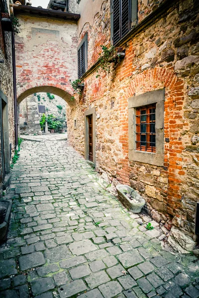 Rua velha estreita na aldeia de Montefioralle — Fotografia de Stock
