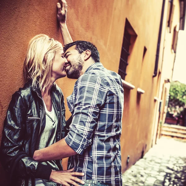 Pareja abrazándose y besándose en la calle — Foto de Stock